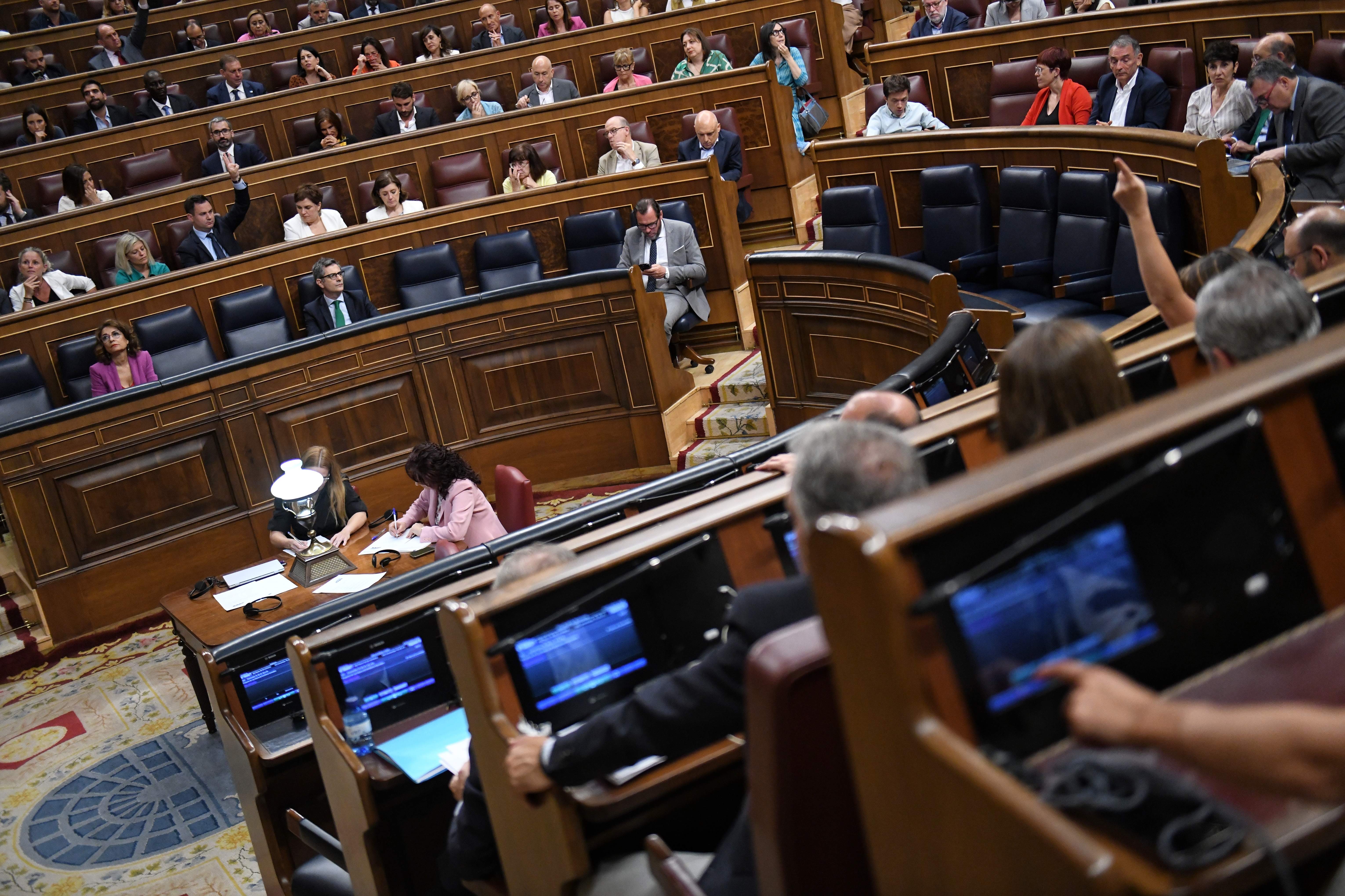 Junts i PP exposen la feblesa de Sánchez amb dos fracassos parlamentaris en l’aniversari del 23-J
