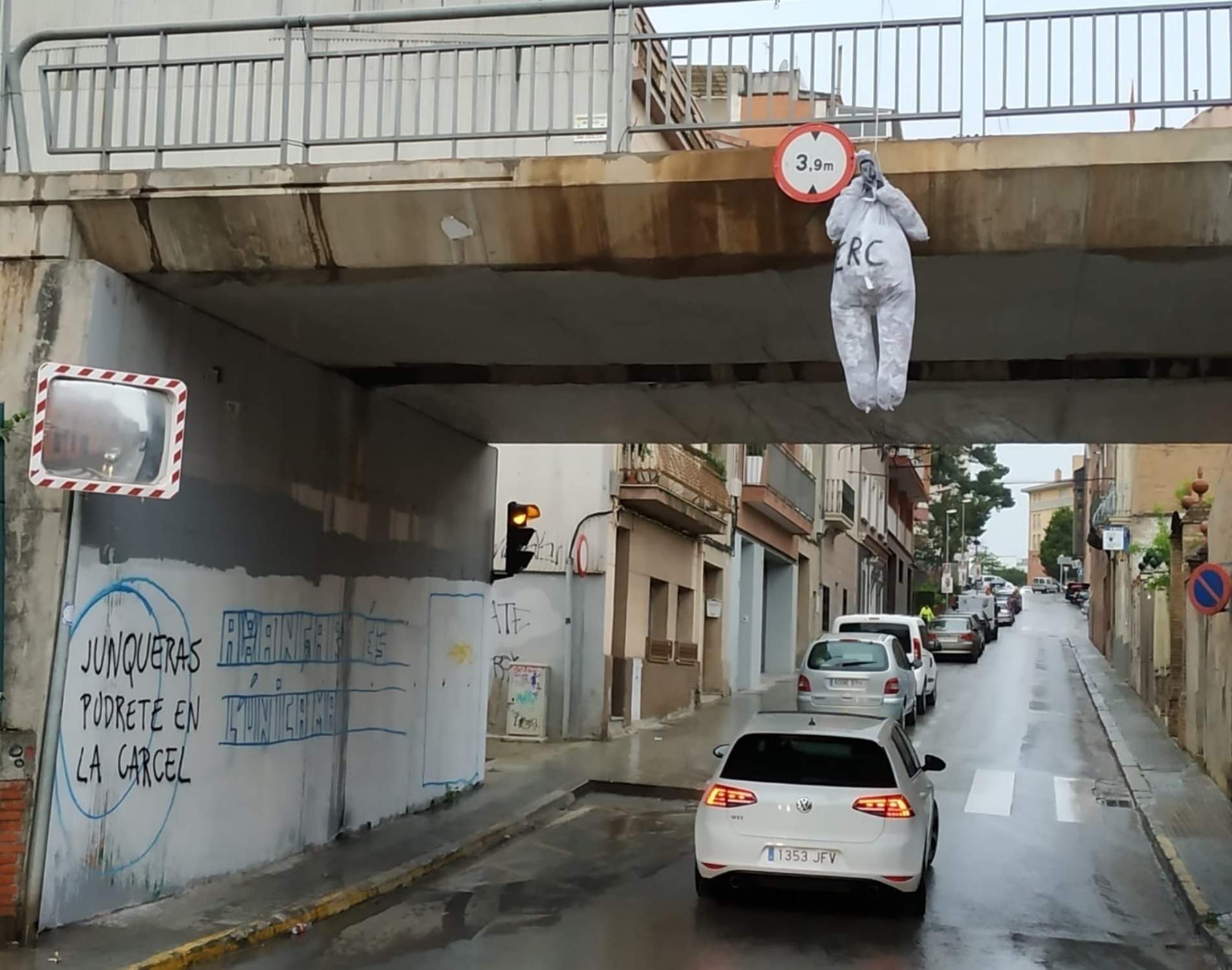 Un muñeco de Oriol Junqueras colgado de un puente en 2019, una acción más de 'falsa bandera' de Esquerra