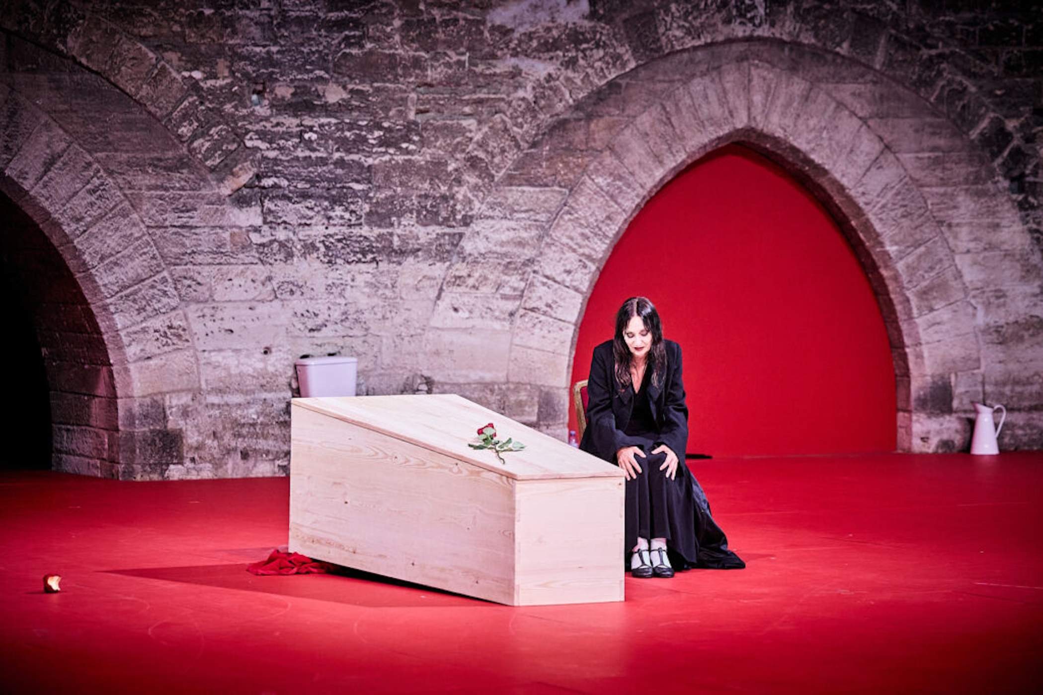Foto 1. Angélica Liddell a DÄMON. El funeral de Bergman. Fotografia de Christophe Raynaud de Lage. Festival d'Avinyó
