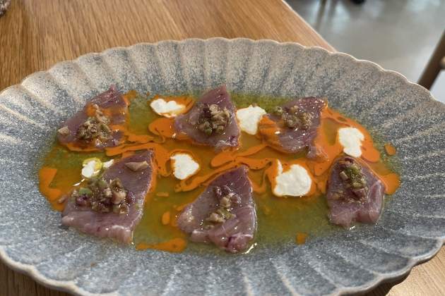 Crudo de bonito alla Puttanesca en el restaurante Lombo / Foto: Jordi Tubella