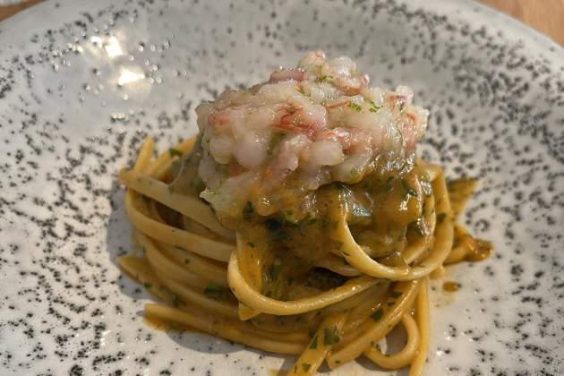 Linguine con tártaro de gambas en el restaurante Lombo / Foto: Jordi Tubella