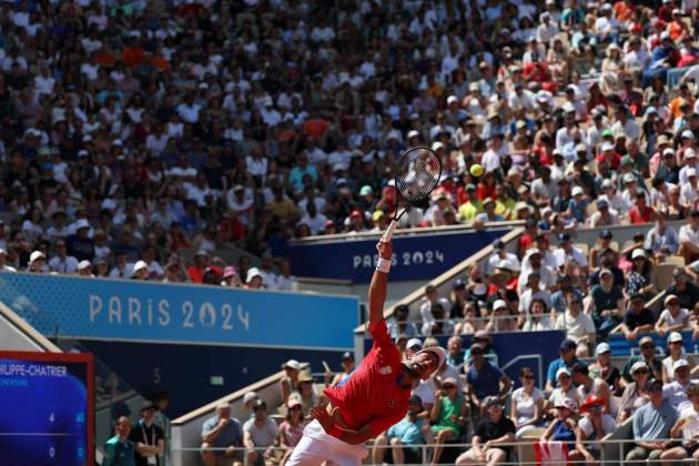 El servei de Novak Djokovic durant els Jocs Olímpics de París / Foto: EFE