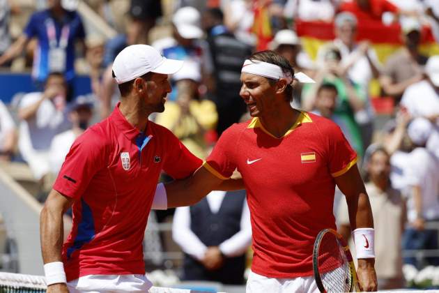 Novak Djokovic i Rafa Nadal se saluden abans del seu partits als Jocs Olimpics de París / Foto: EFE