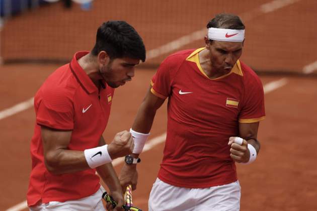 Carlos Alcaraz y Rafa Nadal celebran puntúo Juegos Olímpicos EFE