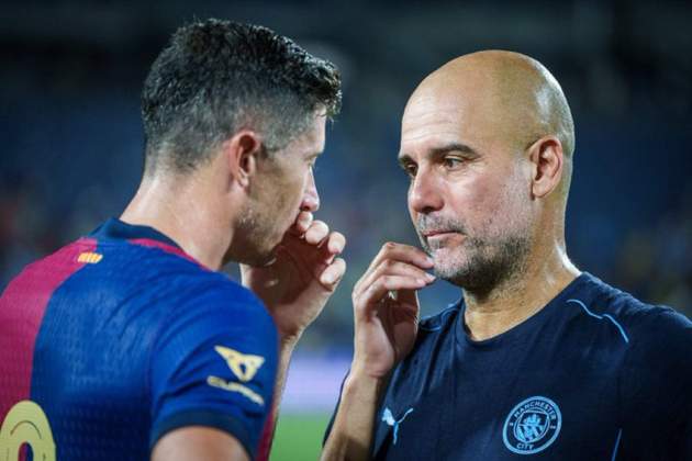 Pep Guardiola y Lewandowski antes del Manchester City - Barça / Foto: FC Barcelona