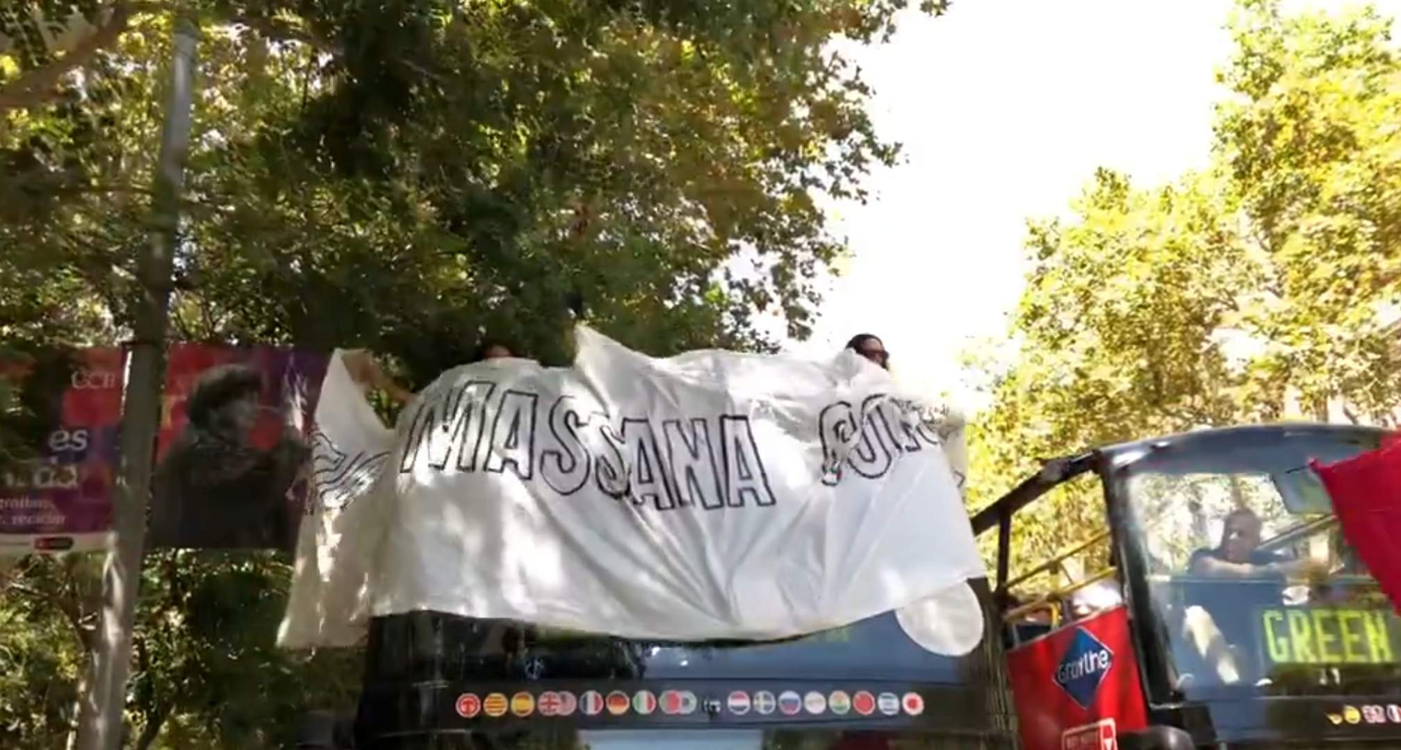 Abordan un bus turístico en Barcelona para protestar por el desahucio de la Antiga Massana