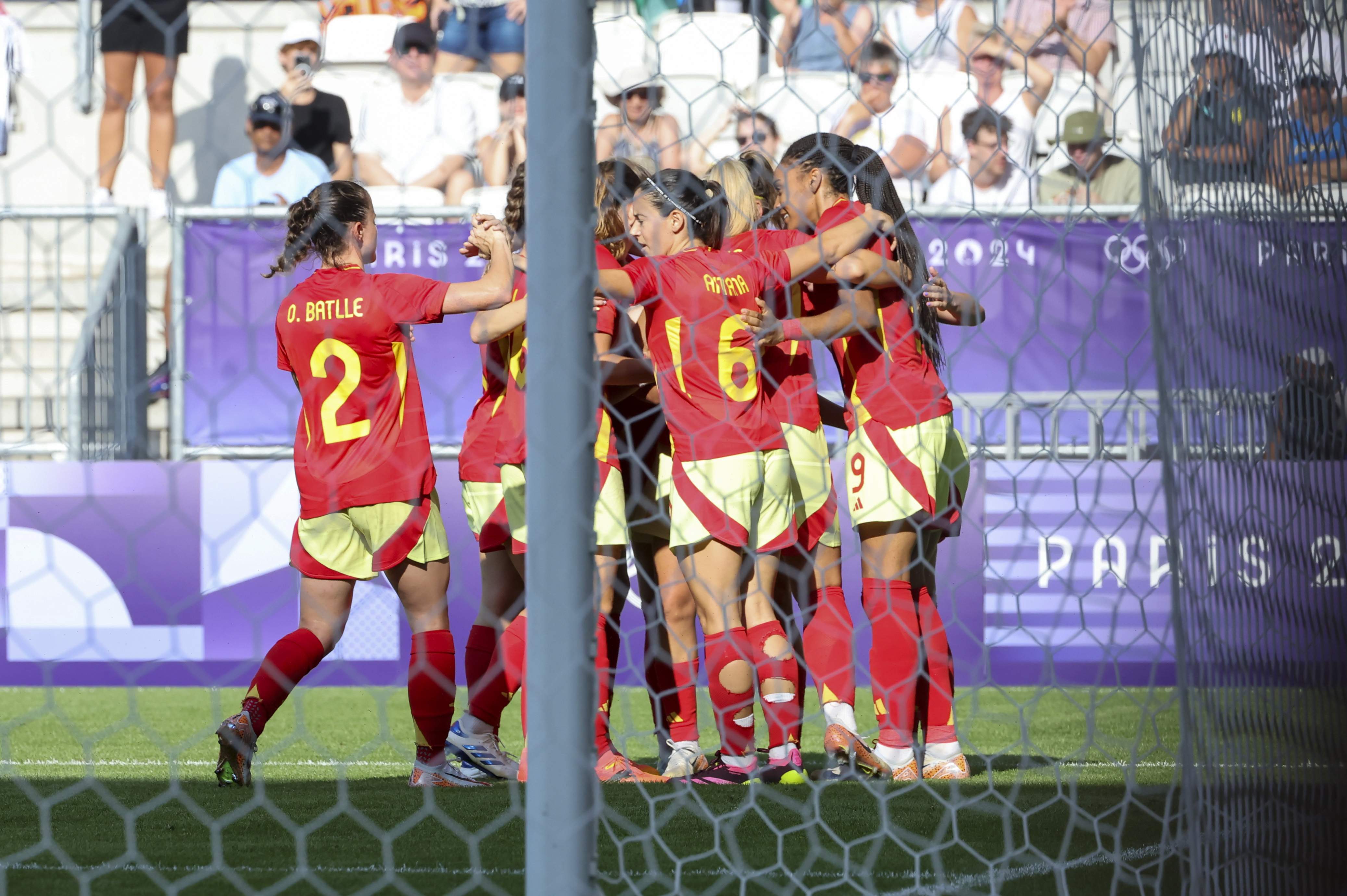 La selección española femenina vence a Brasil (0-2) y completa una fase de grupos impoluta