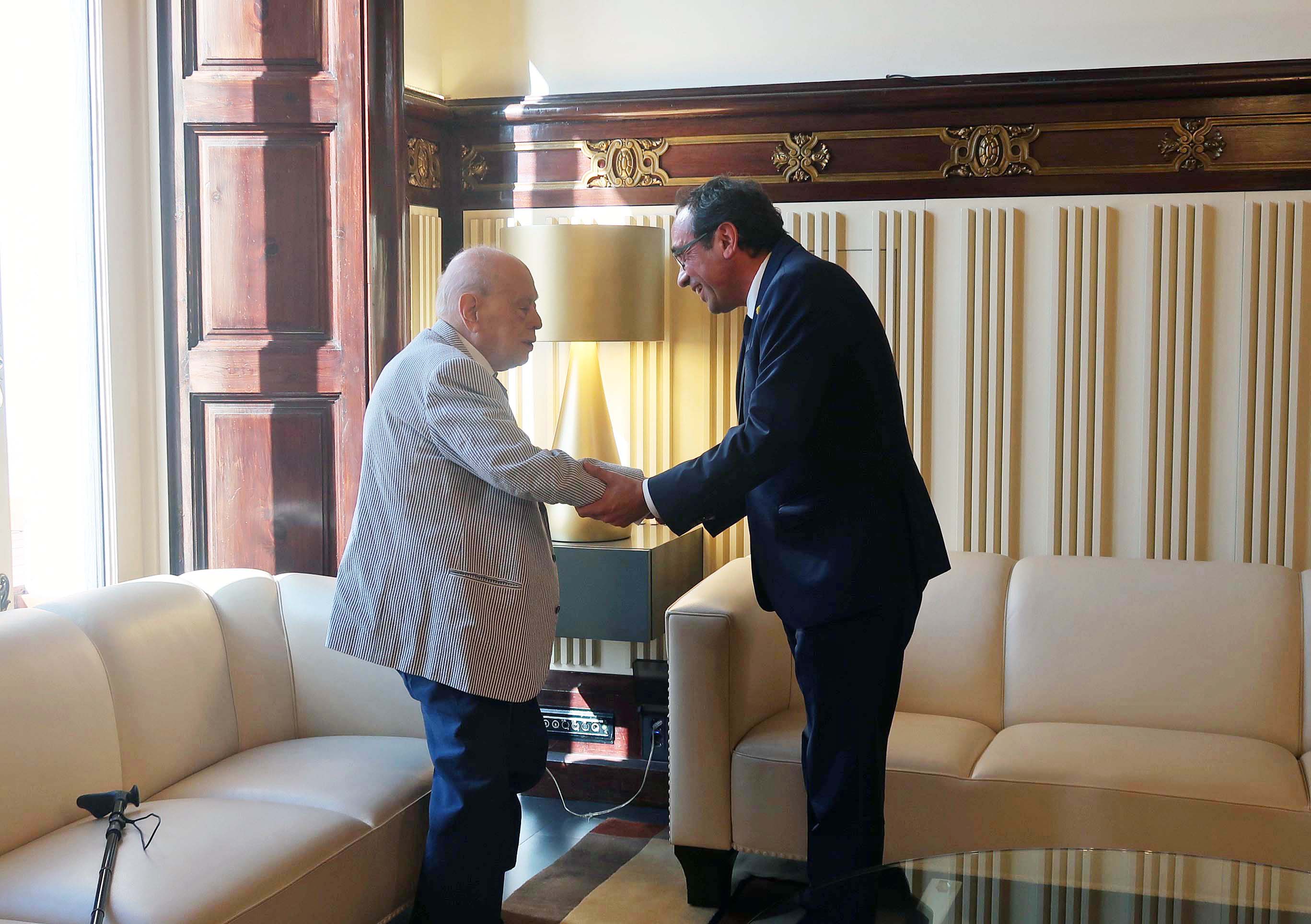 Josep Rull recibe en el Parlament al president Jordi Pujol