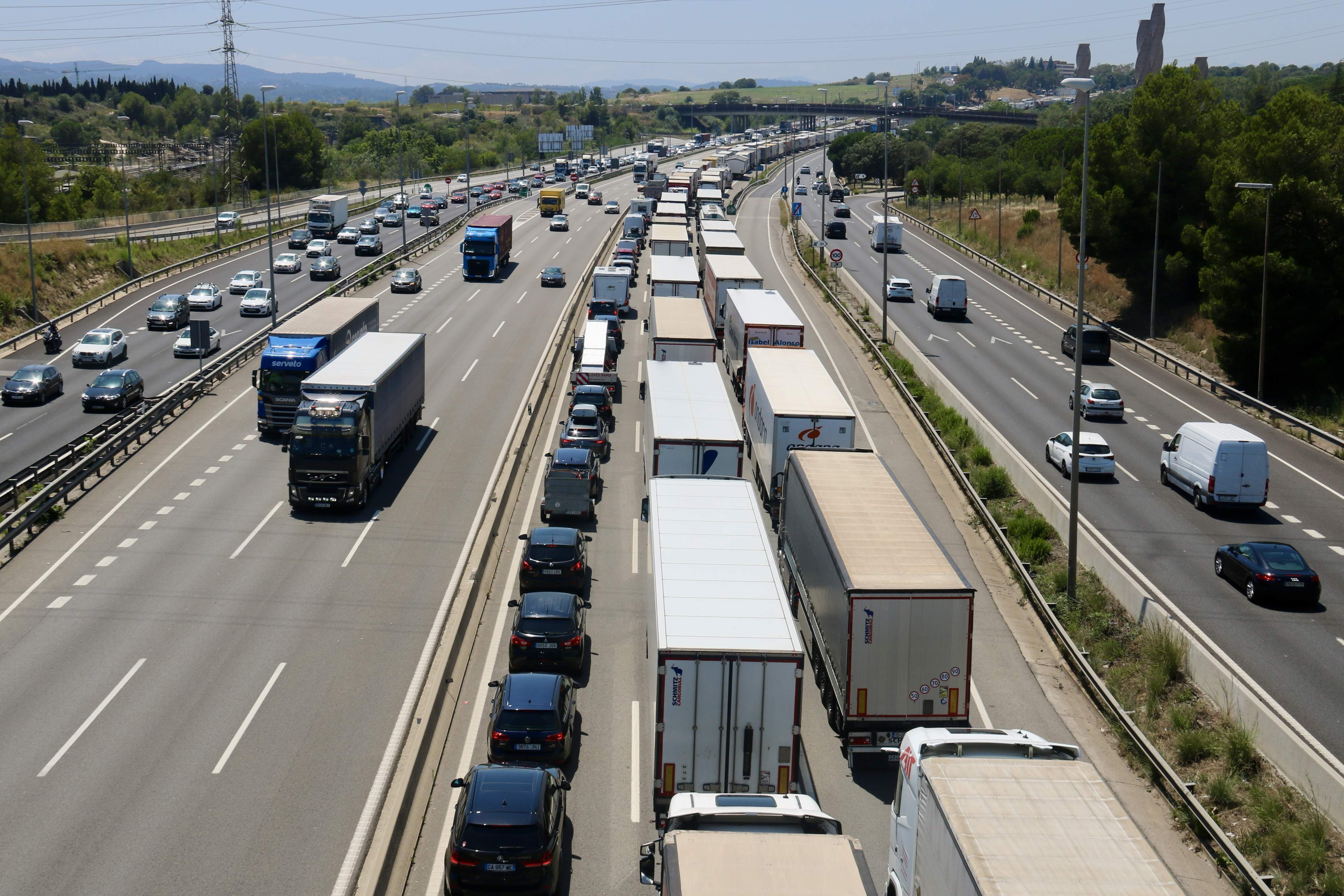 S'activa el nou límit de velocitat de l'AP-7 cap a Barcelona: a 100 km/h els diumenges