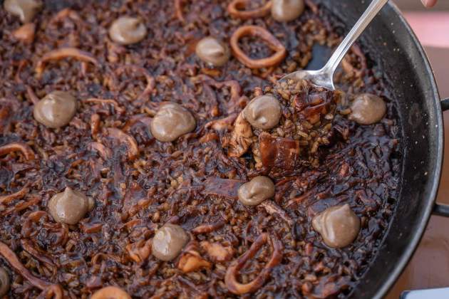 El arroz seco de calamar con alioli de ajo negro de Toque en el Mar / Foto: Jordi Domènech