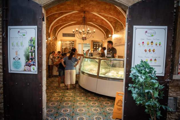 El Enxaneta, helados artesanales en el corazón|coro de la villa de Begur / Foto: Jordi Domènech