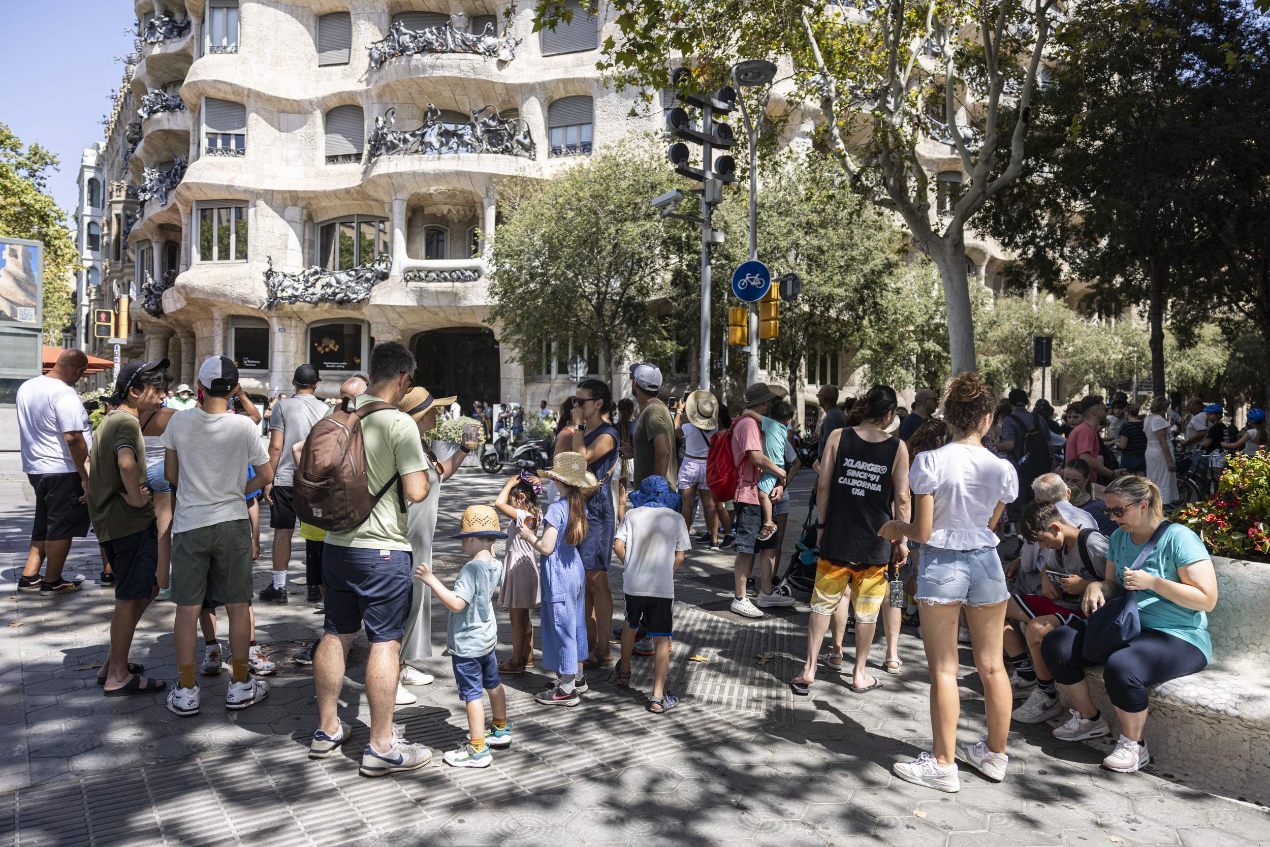 20240801 PASSEIG DE GRACIA pedrera turistes / Foto: Montse Giralt