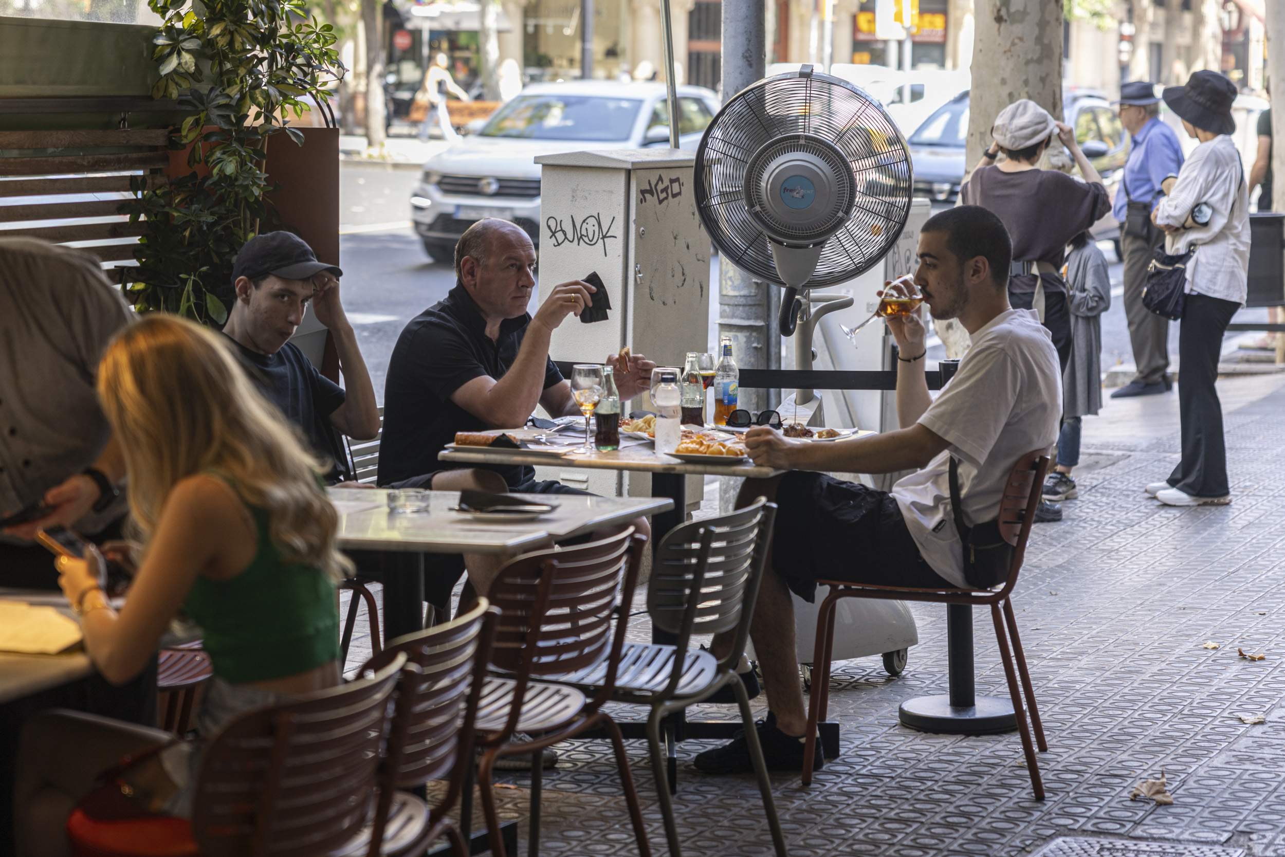 Guerra de terrazas en Barcelona: dos iniciativas divergentes y peticiones al Síndic para que las analice