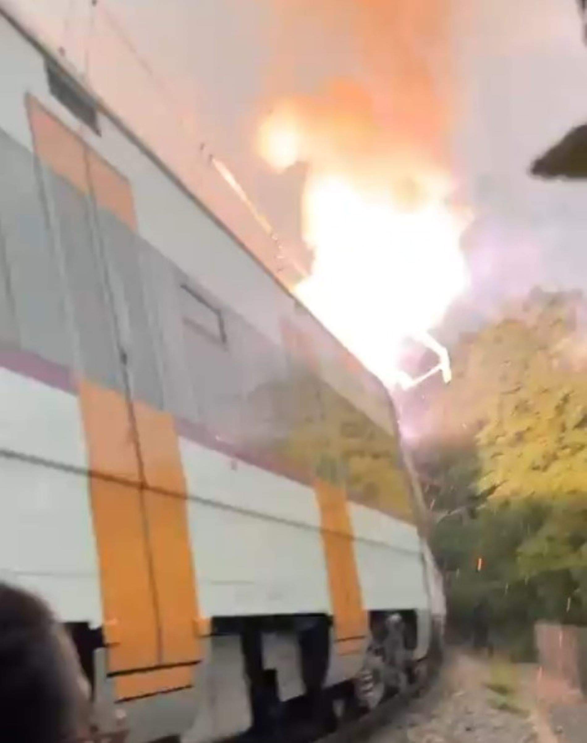 Un incendio en la catenaria hace evacuar a 120 pasajeros de un tren de Rodalies en Torelló