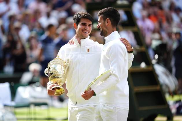 Novak Djokovic i Carlos Alcaraz tras la final de Wimbledon / Foto: Europa Press