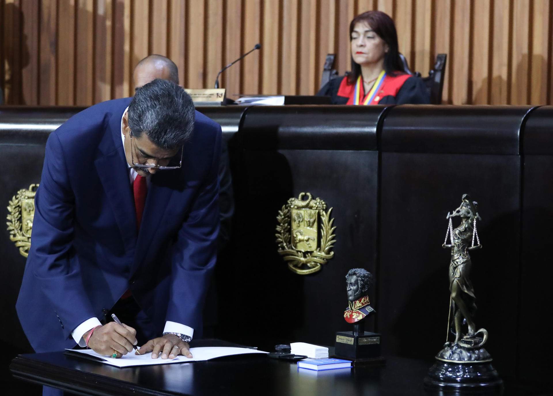 El Supremo de Venezuela pide las actas electorales para “verificar” el resultado