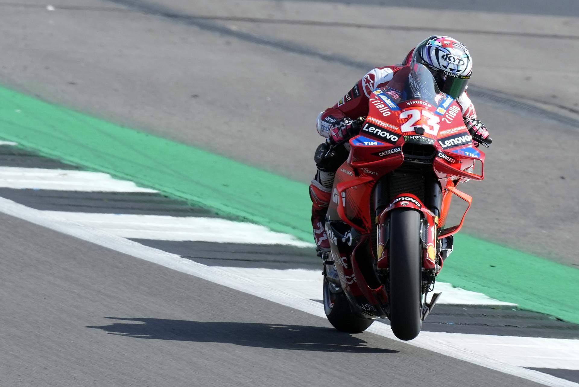 Enea Bastianini se anima en el sprint de Silverstone, con podio de Aleix Espargaró y caída de Marc Márquez