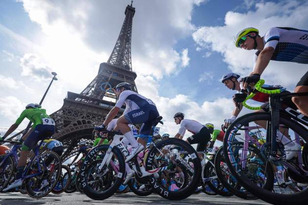 Ciclismo Torre Eiffel Juegos Olímpicos París 2024 / Foto: EFE