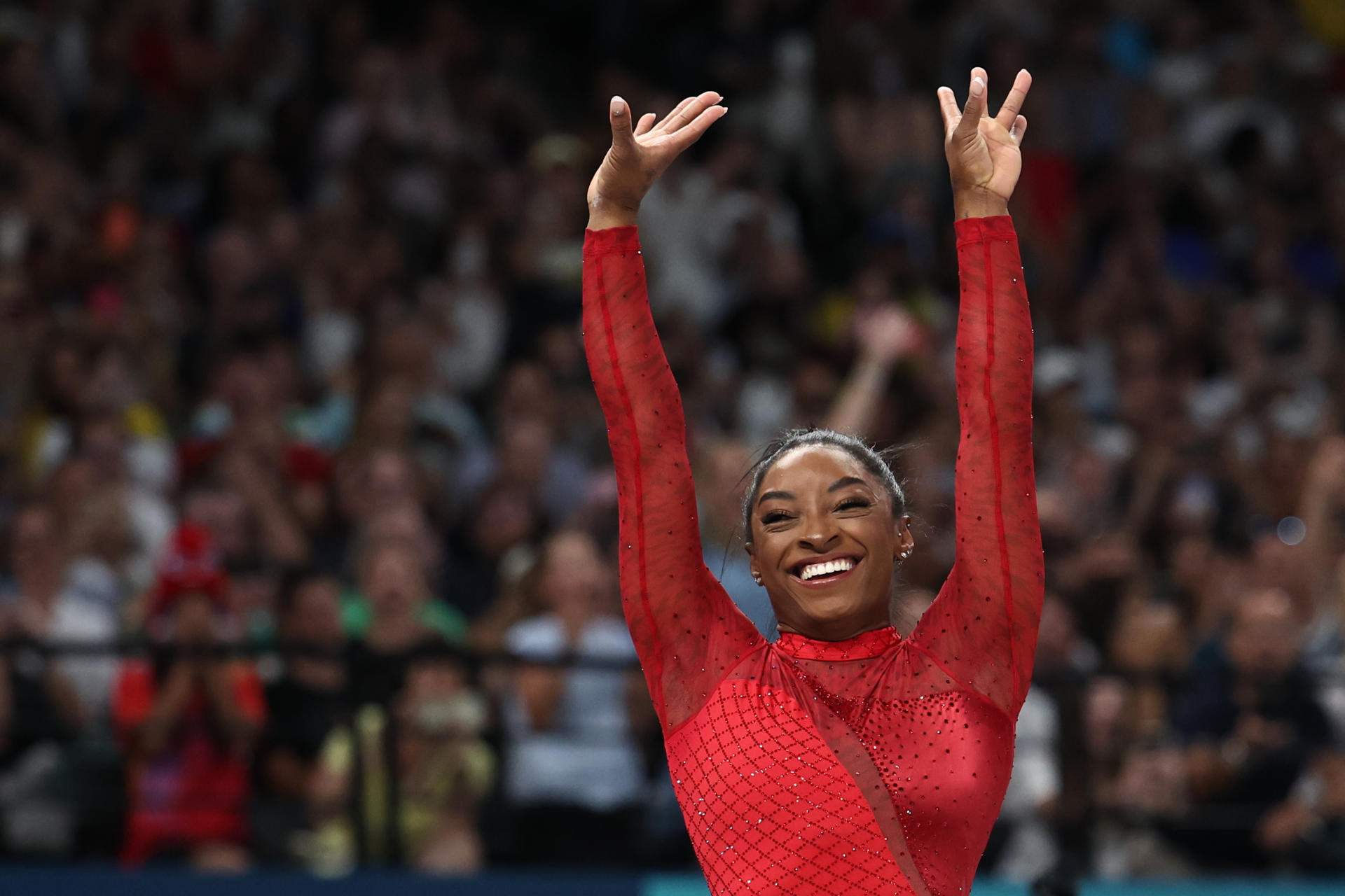 Simone Biles es penja el seu tercer or en la final de salt