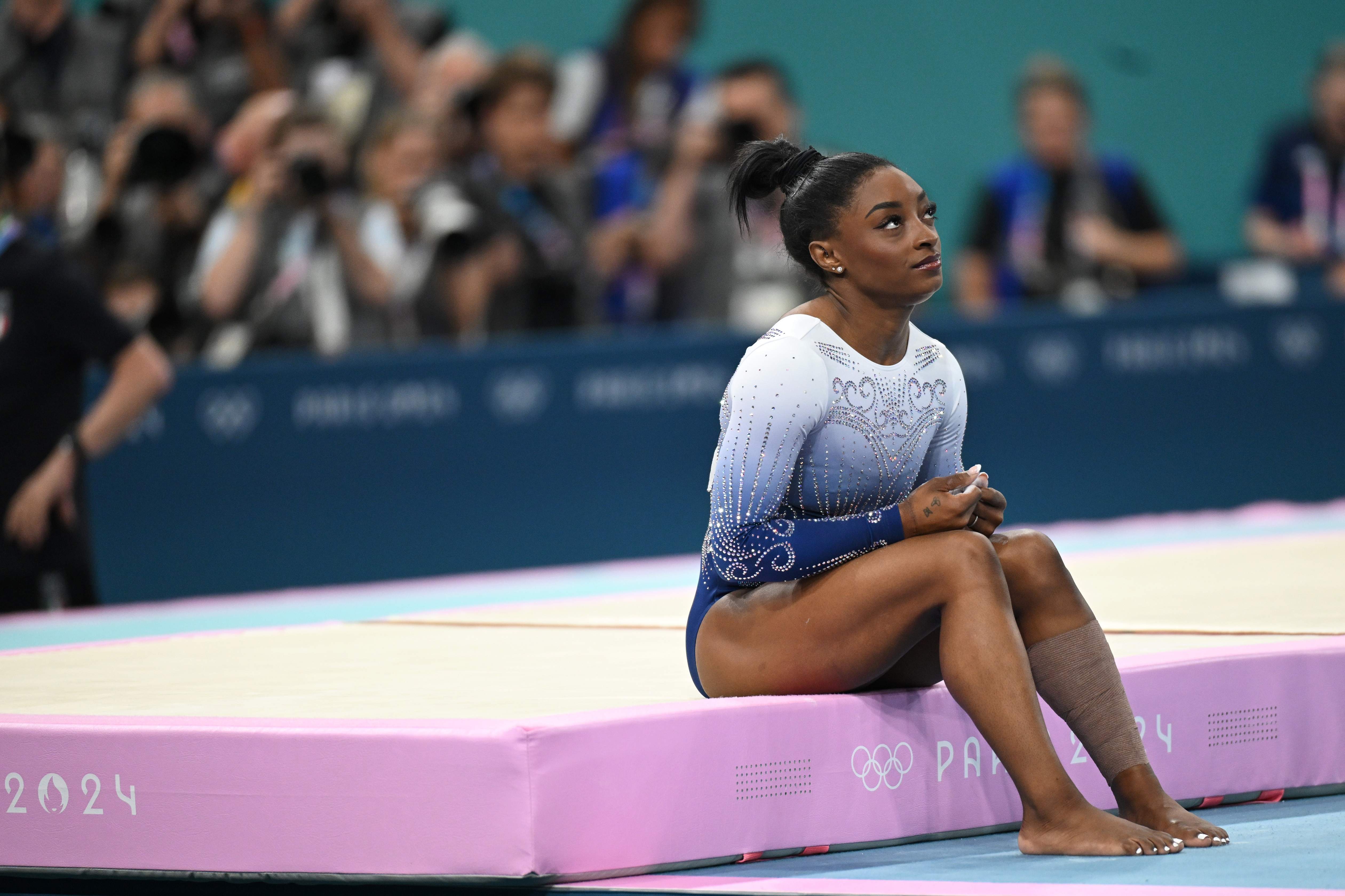 Simone Biles és humana: així ha estat la caiguda que la deixa sense les 9 medalles d'or a París | VÍDEO