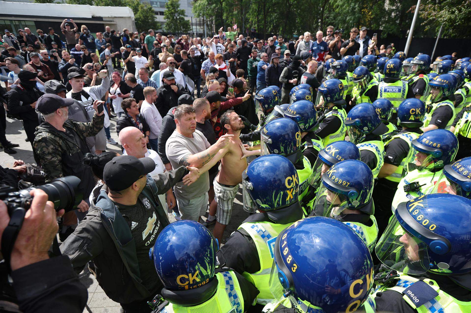 Keir Starmer promet el "pes de la llei" contra els ultres violents del Regne Unit