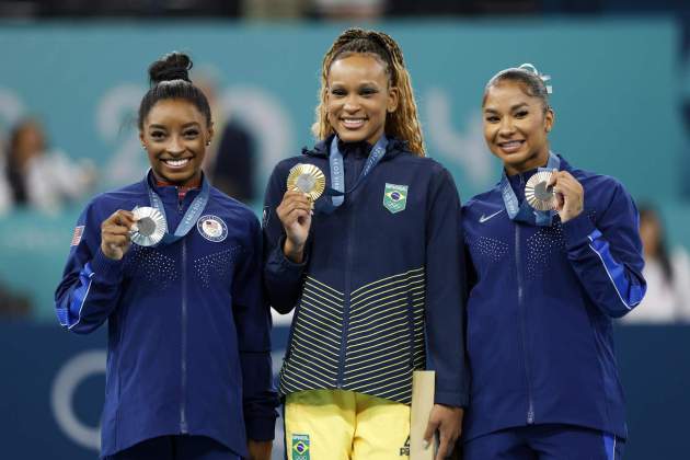 Simone Biles con su plata en los Juegos Olimpicos de Paris / Foto: EFE