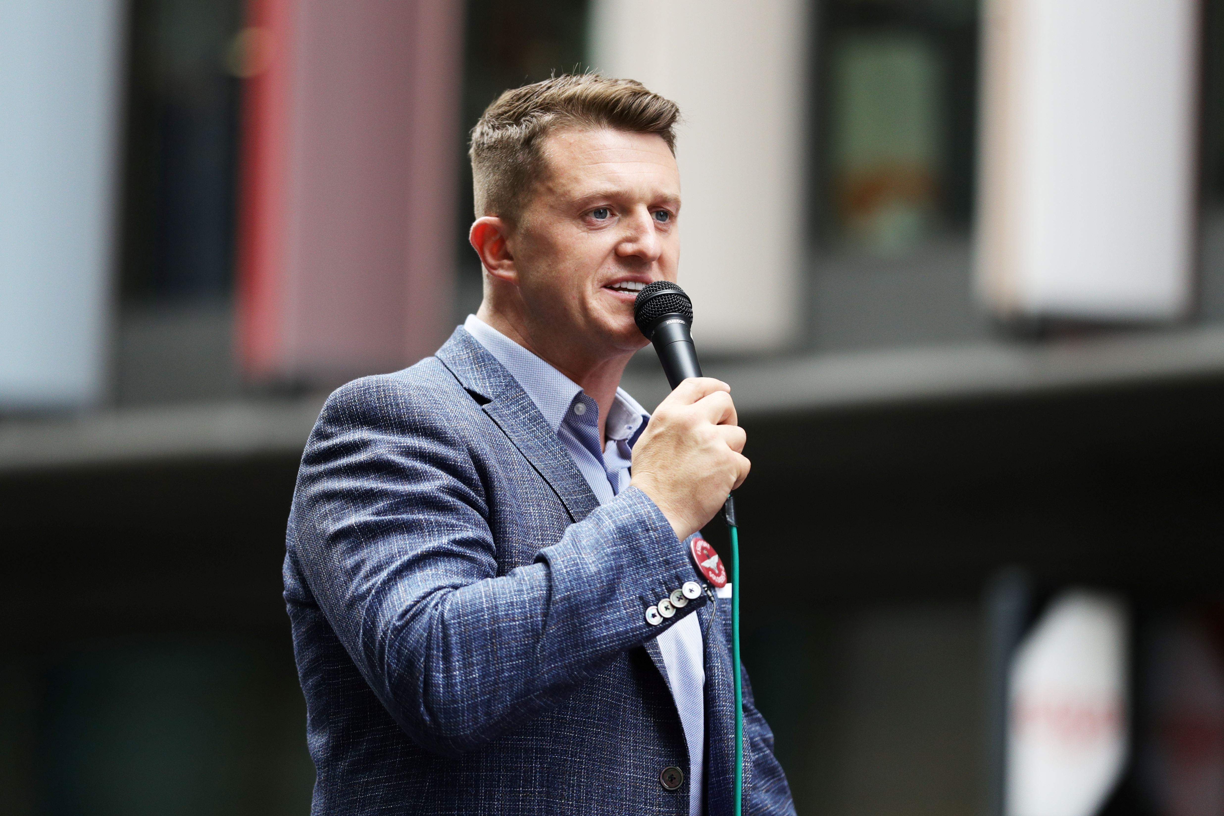 ¿Quién es Tommy Robinson, el agitador de extrema derecha que impulsa los disturbios en el Reino Unido?