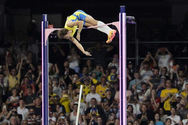 Mondo Duplantis durante la prueba de salto de pertiga Juegos Olimpicos / Foto: EFE