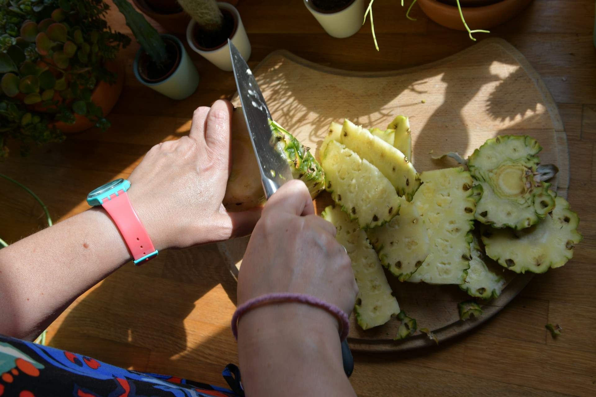 La forma més fàcil de pelar una pinya natural