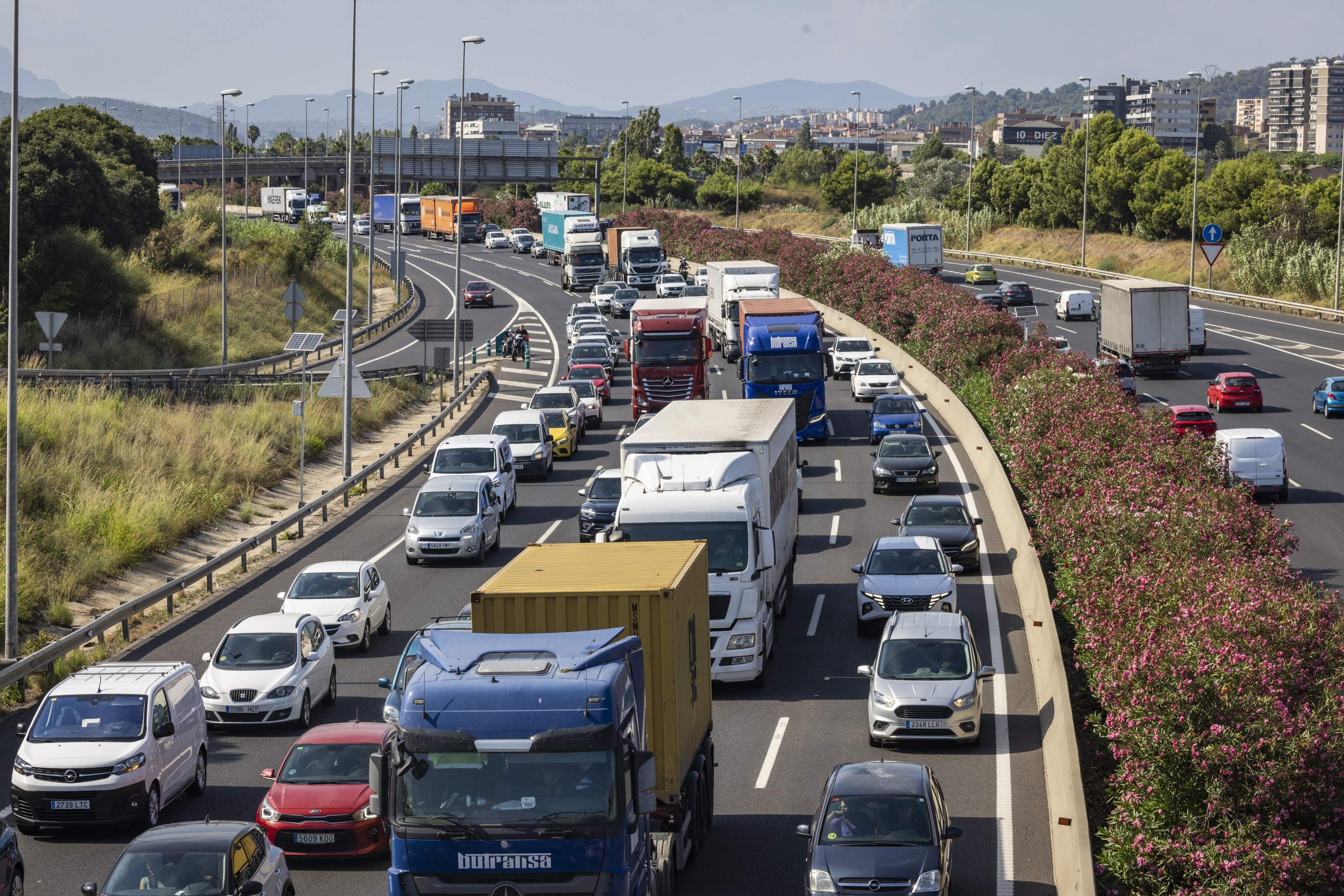 Un accident múltiple talla un carril a l'AP-7 a Subirats i provoca més de 20 km de cua