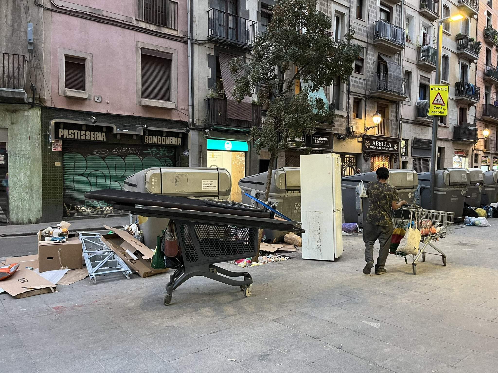 Vecinos del Raval denuncian el tráfico de chatarra en la plaza del Pedró por estropear el espacio público