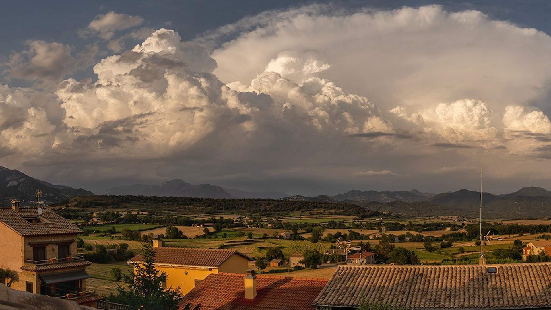 La previsió del temps a Catalunya: tempestes de tarda i termòmetres enfilant-se
