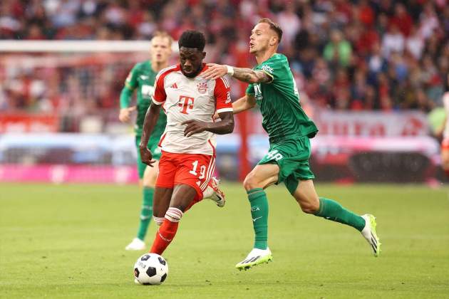 Irvin Cardona intenta frenar a Alphonso Davies / Foto: Marcel Engelbrecht