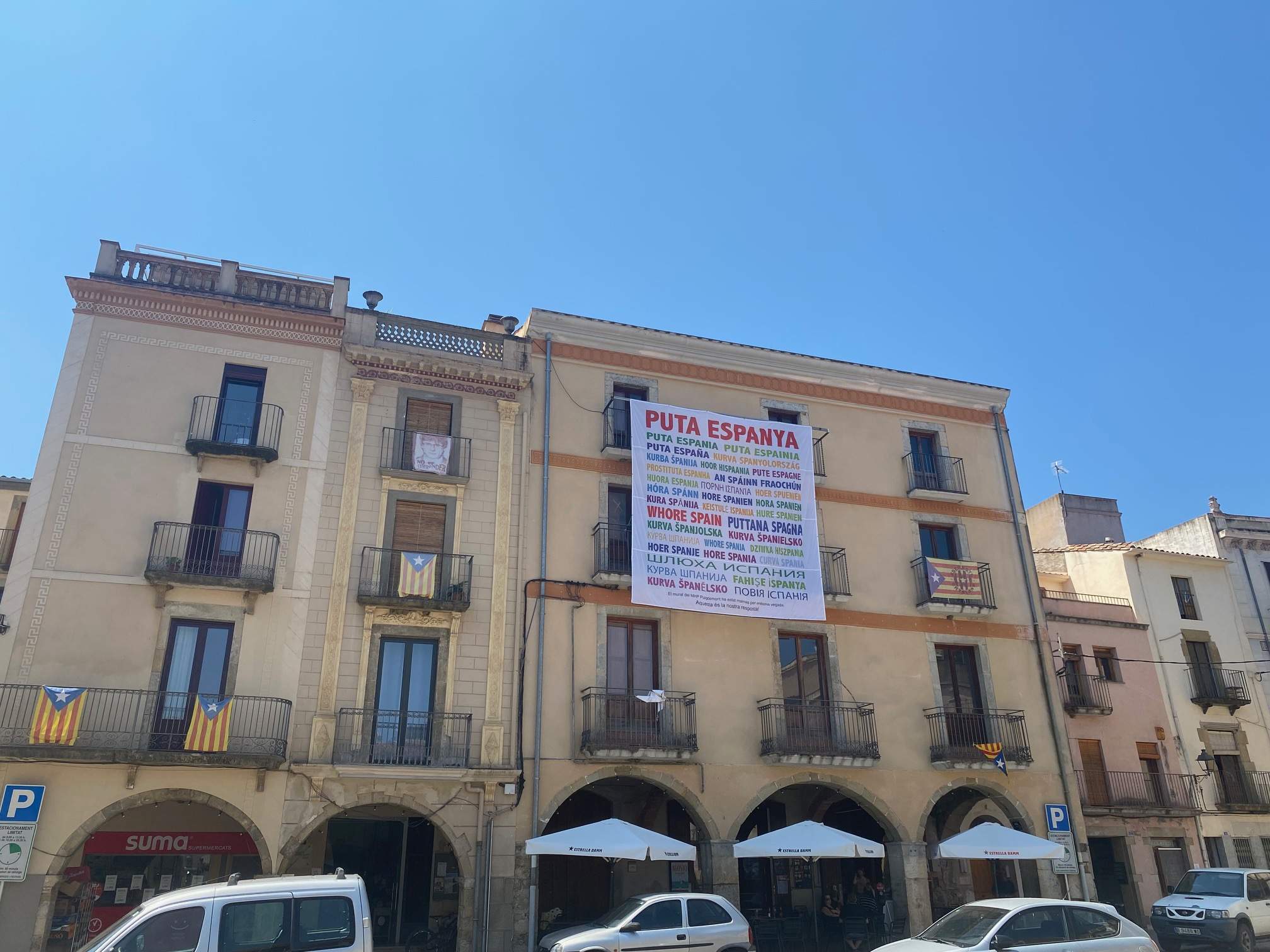 Pancarta de 'puta España' en la plaza de la Villa de Amer 2