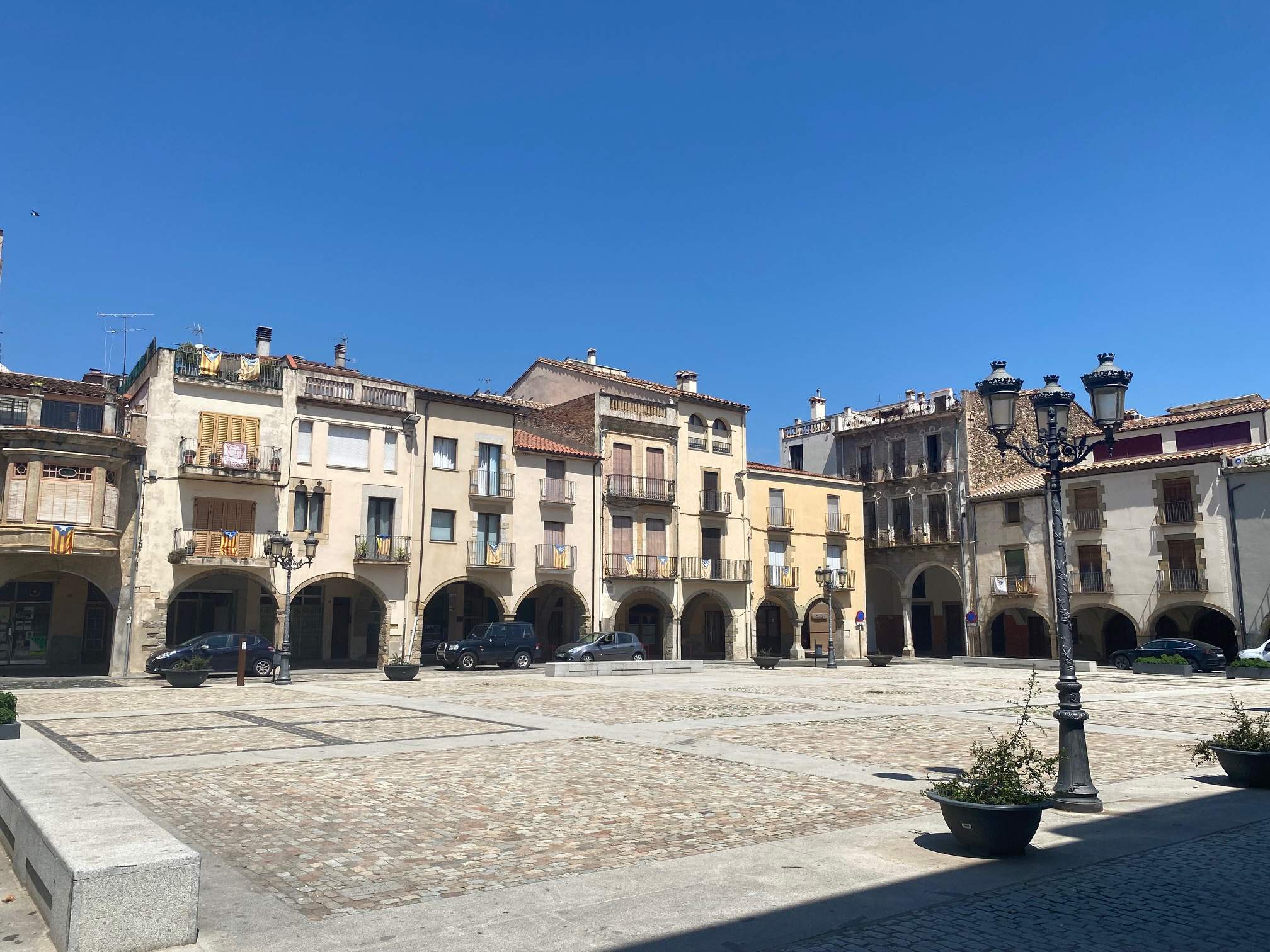 Amer, el pueblo de Puigdemont, espera entre la angustia y la indiferencia el retorno del president