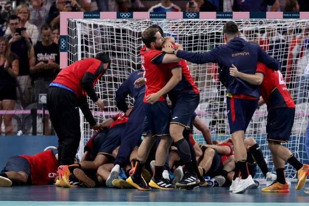 España se clasifica por semis de balonmano foto EFE