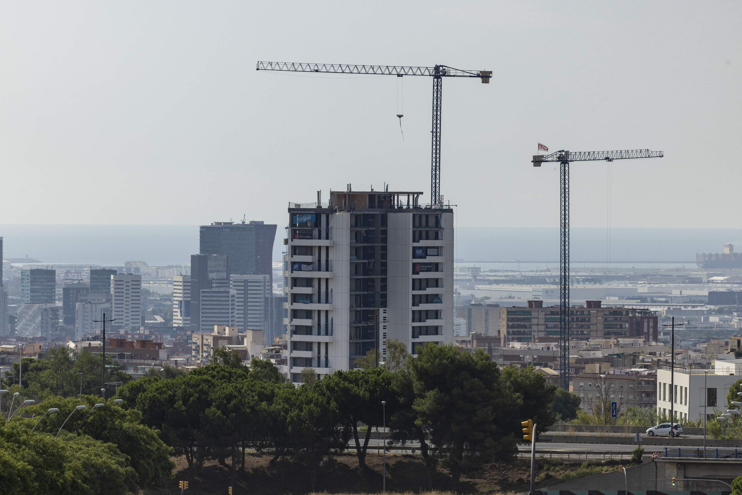 Barcelona estudiarà prohibir la compra d’habitatge a estrangers si no és per residir-hi