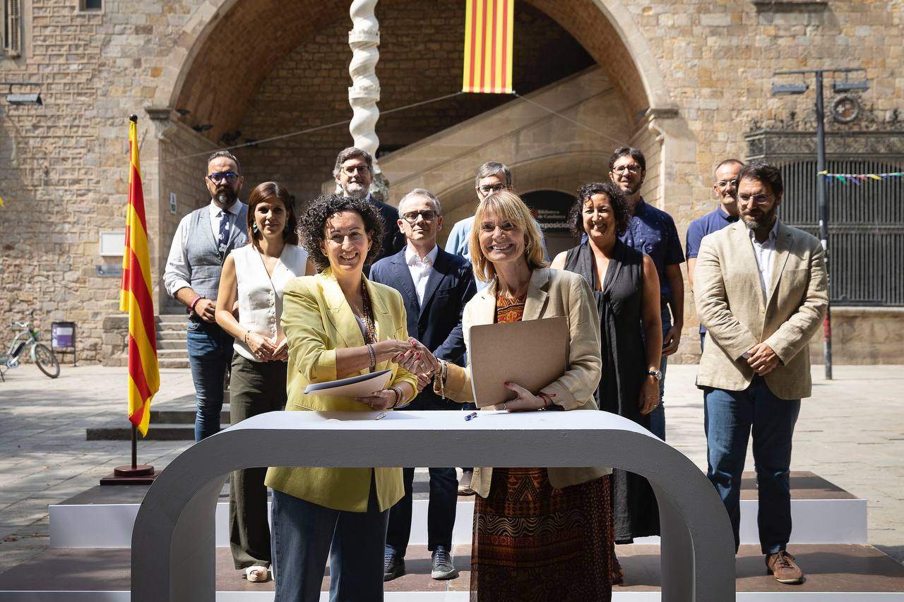 El PSC y ERC firman el pacto de investidura de Salvador Illa delante de la Biblioteca de Catalunya