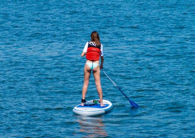 Decathlon posa en marxa un servei de lloguer de taules de pàdel surf per anar a la platja