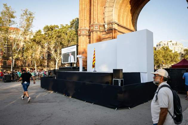 Escenario del acto de recibimiento de Carles Puigdemont. Carlos Baglietto