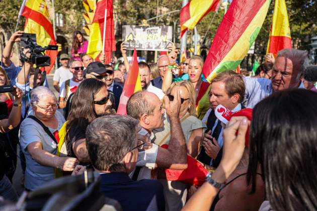 Diputados de Vox entran en el parque de la Ciutadella Montse Giralt