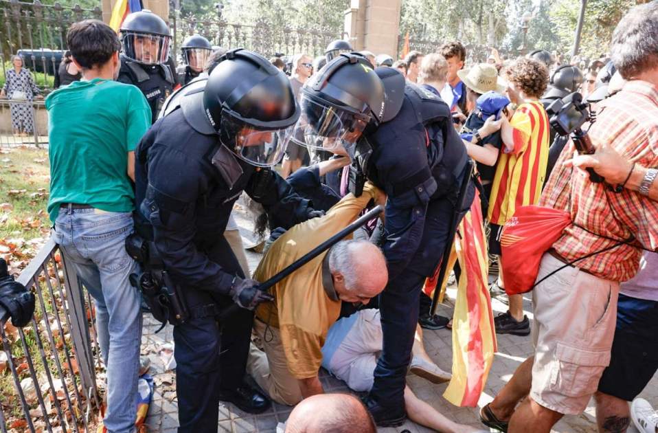 Mossos Esquadra disolen amb porres i gas pebre manifestants rebuda Puigdemont intenten accedir Ciutadella Carlos Baglietto