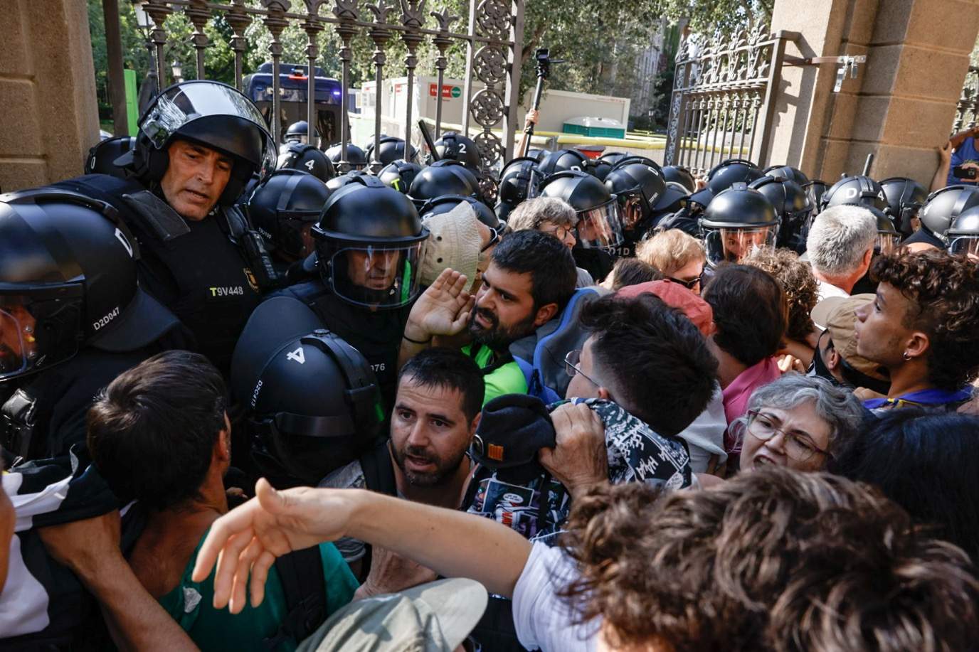 Mossos Escuadra disolen con porras y gas pimienta manifestantes recibimiento Puigdemont intentan acceder Ciutadella Carlos Baglietto