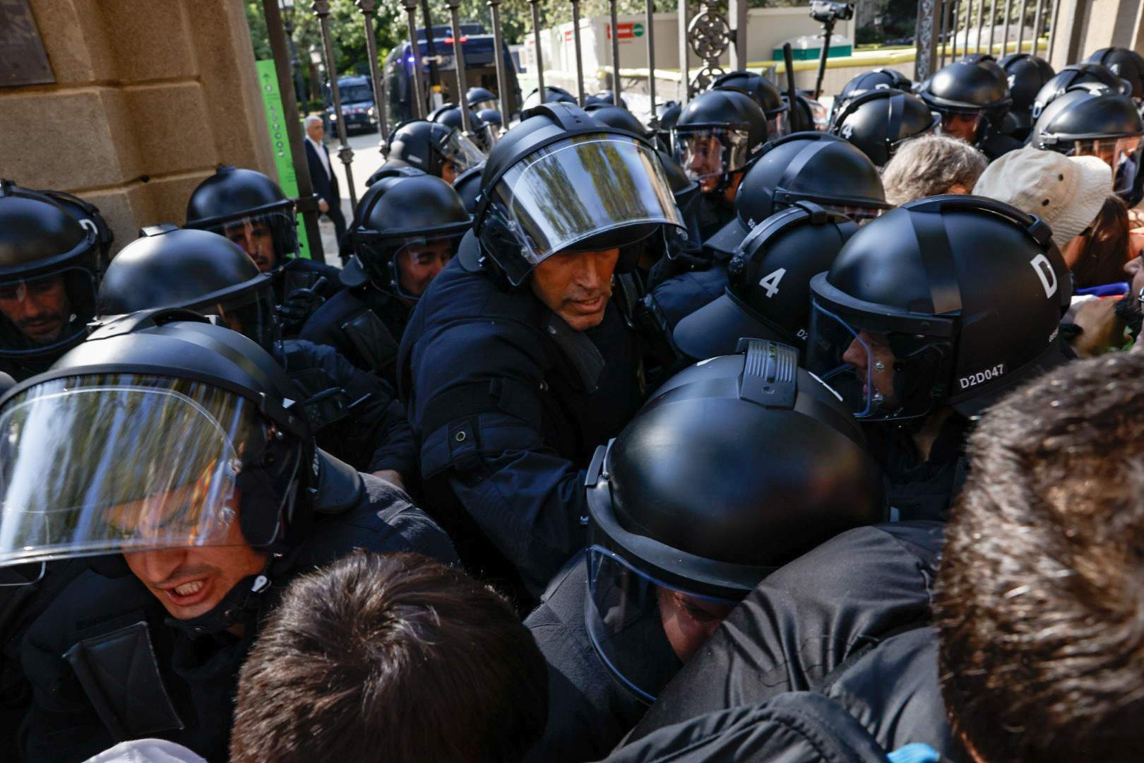 Mossos Esquadra disolen amb porres i gas pebre manifestants rebuda Puigdemont intenten accedir Ciutadella Carlos Baglietto