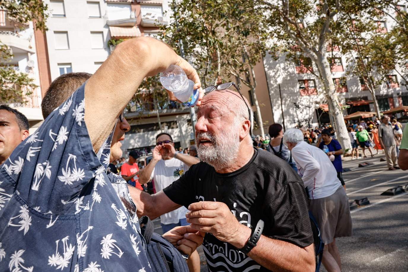 Mossos Escuadra disolen con porras y gas pimienta manifestantes recibimiento Puigdemont intentan acceder Ciutadella Carlos Baglietto