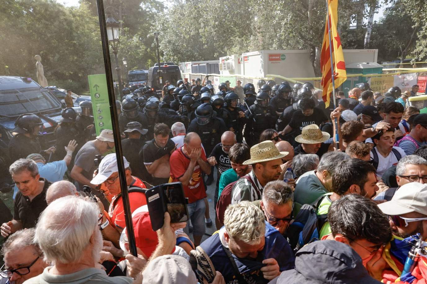 Los Mossos cargan con gas pimienta para abortar un intento de entrada al parque de la Ciutadella