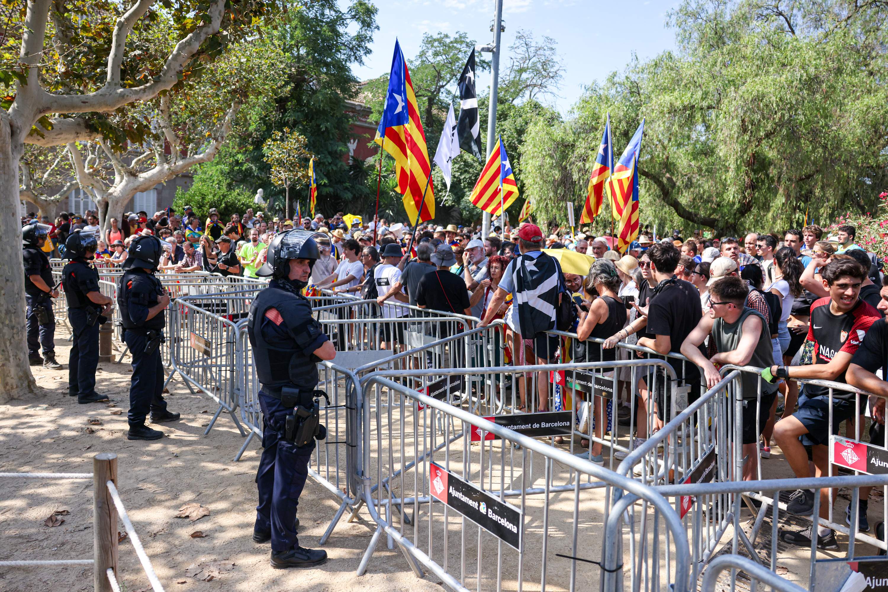 El manifestants independentistes entre al parc de la Ciutadella. Montse Giralt