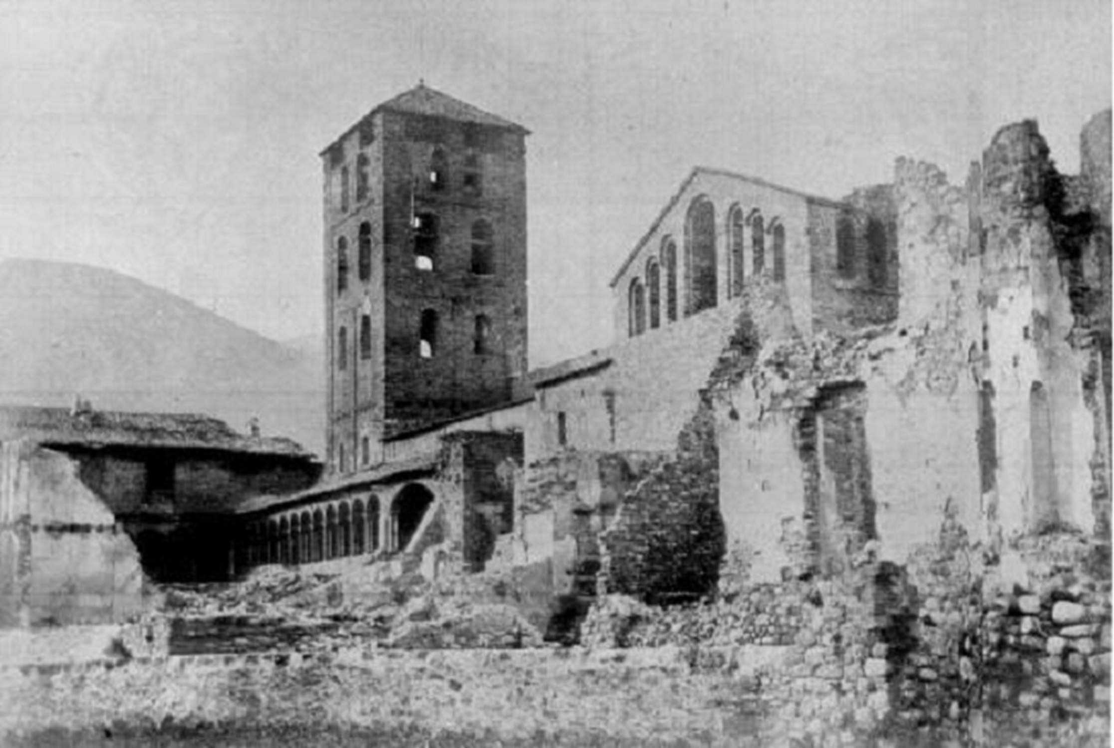 Voluntarios liberales españoles saquean y destruyen el monasterio de Ripoll