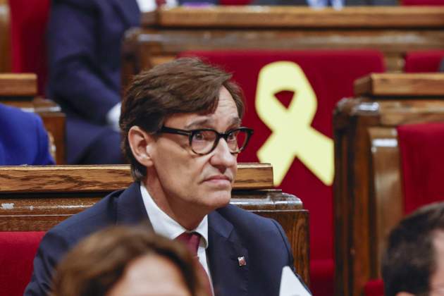 Lazo amarillo en el escaño de Carles Puigdemont EFE