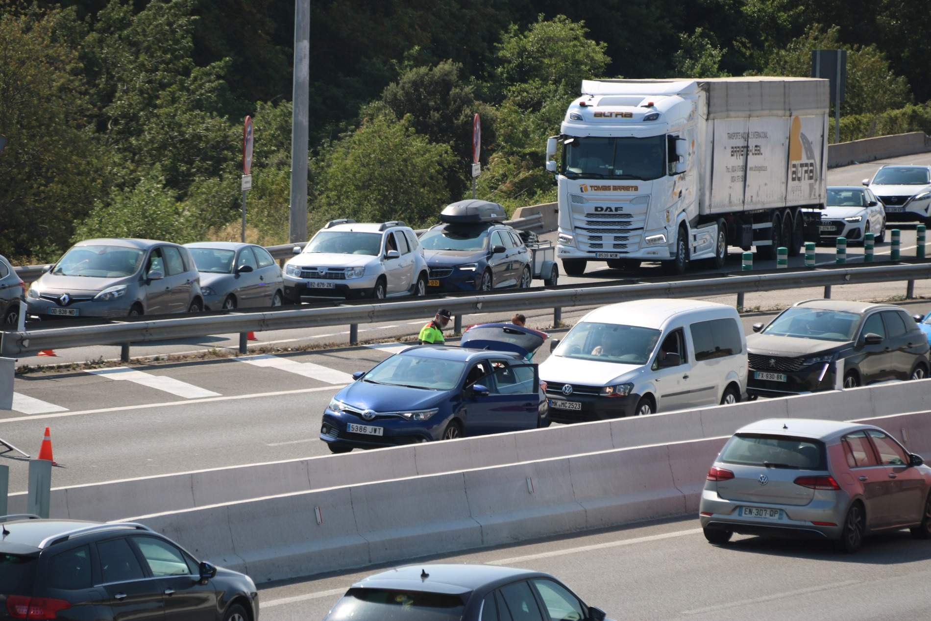 ¿Dónde está Puigdemont? Carreteras cortadas por la operación Jaula de los Mossos en Barcelona y Catalunya